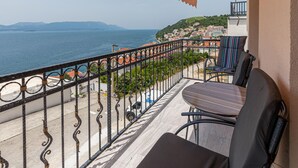 A balcony with a view of the sea and a town. - Stunning apartment in Komarna with WiFi (Komarna)