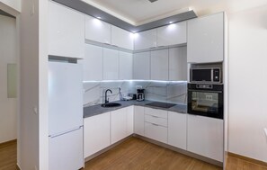 ثلاجة، فرن، موقد طهي مسطح، غسالة أطباق