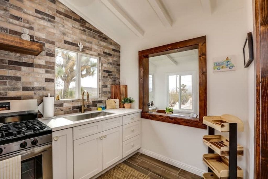 Kylskåp, mikrovågsugn, ugn och spishäll