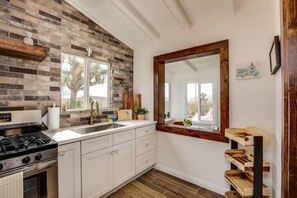 Kylskåp, mikrovågsugn, ugn och spishäll