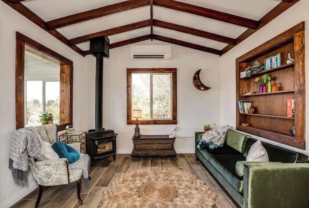 Smart-tv, eldstad och böcker