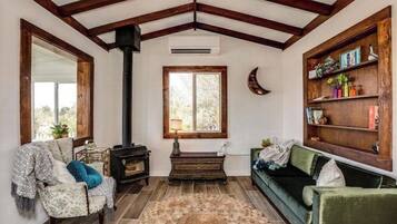 Smart-tv, eldstad och böcker