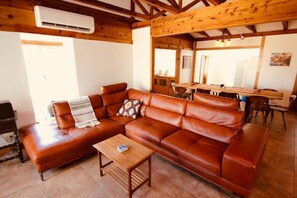 Living area - Joshua Tree’s Highland Hideaway Compound (Joshua Tree)