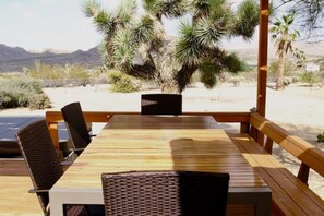 Outdoor dining - Joshua Tree’s Highland Hideaway Compound (Joshua Tree)