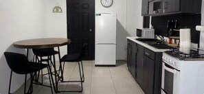 Een koelkast, een magnetron, een oven, een kookplaat