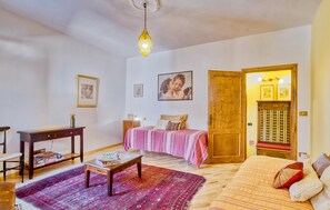 3 chambres, fer et planche à repasser, lit parapluie, Wi-Fi gratuit