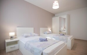 5 bedrooms, travel crib, free WiFi, bed sheets
