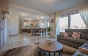 TV - Lovely home in Zmijavci with WiFi (Zmijavci)