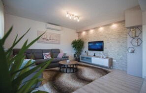 TV - Lovely home in Zmijavci with WiFi (Zmijavci)