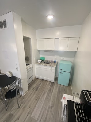 Signature Studio Suite, Multiple Beds, Courtyard View | Private kitchen