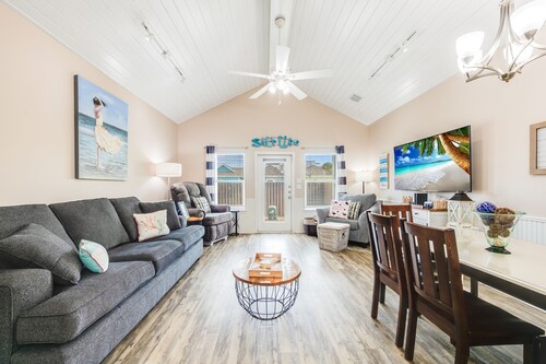 The Blonde Mooose- Amazing Island Retreat! Pool, Pets, Close to Beach, 