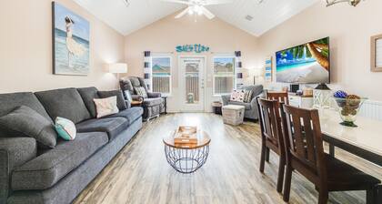 The Blonde Mooose- Amazing Island Retreat! Pool, Pets, Close to Beach,
