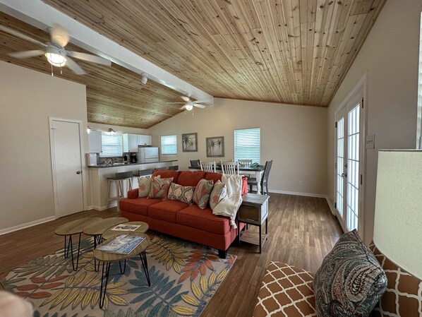 Smart TV, DVD player, video library - Cozy, Dog Friendly, Close to Beach!! (Jamaica Beach)