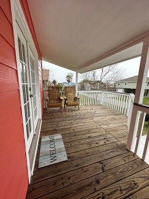 Terrace/patio - Cozy, Dog Friendly, Close to Beach!! (Jamaica Beach)