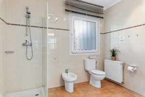 Shower, hair dryer, towels - Villa Salada - PlusHolidays (Calpe)