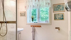 A bathroom with a window, a towel rack, and a sink. - Stunning home in Eringsboda with sauna (Eringsboda)
