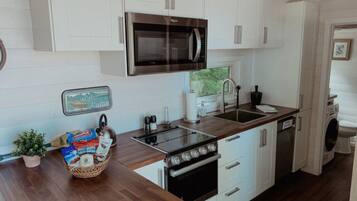 Fridge, cookware/dishes/utensils