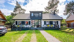 A two-story house with a paved driveway leading to a front door. - Nice apartment in Jaroslawiec with WiFi (Jaroslawiec)