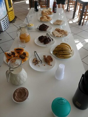 Breakfast meal - Pousada Sol e Mar (Angra dos Reis)