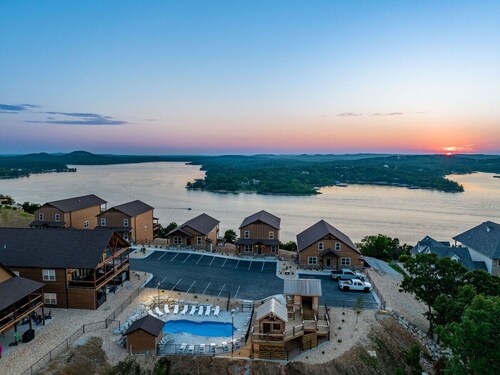 💙 7 BED LAKE HOUSE/GAME RM/GOLDEN TEE/INDOOR & OUTDOOR POOLS/HOT TUB & FIRE PIT