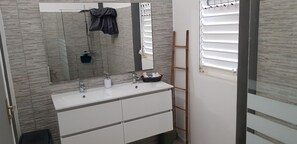 Shower, towels, toilet paper