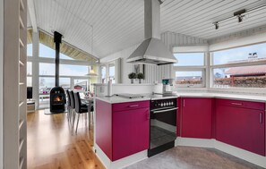 Fridge, stovetop, dishwasher, coffee/tea maker - Lovely home in Sjølund with sauna (Sjølund)