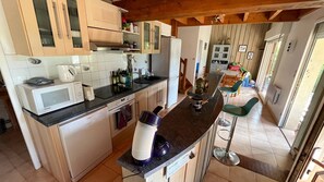 Kjøleskap, mikrobølgeovn, ovn og oppvaskmaskin