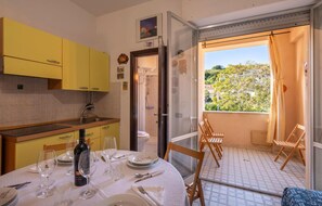 Frigorífico, placa de cocina y utensilios de cocina