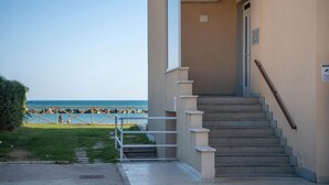 A staircase leading to a building with a view of the beach and rocky shoreline. - Lovely apartment in Ortona with WiFi (Ortona)