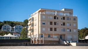 A multi-story hotel with balconies, a flat roof, and a beach view. - Lovely apartment in Ortona with WiFi (Ortona)
