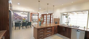 Spacious 5BR House in Hallam Pool table BBQ Netflix WIFI parking