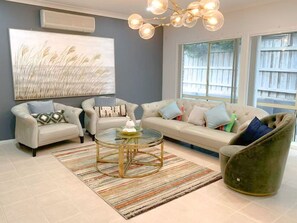 TV - Spacious 5BR House in Hallam Pool table BBQ Netflix WIFI parking (Hallam)