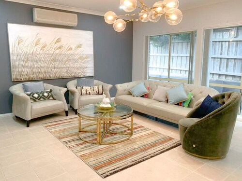 Spacious 5BR House in Hallam Pool table BBQ Netflix WIFI parking