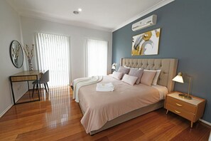 5 bedrooms, desk, iron/ironing board, travel crib - Spacious 5BR House in Hallam Pool table BBQ Netflix WIFI parking (Hallam)