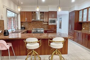 Réfrigérateur, four à micro-ondes, un four, surface de cuisson