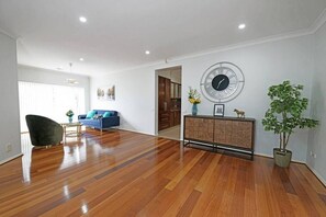 Interior - Spacious 5BR House in Hallam Pool table BBQ Netflix WIFI parking (Hallam)