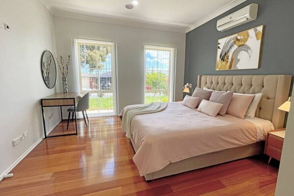 5 chambres, bureau, fer et planche à repasser, lit de bébé portatif