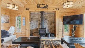 Smart-tv, een open haard, videospelletjes en tafelvoetbal