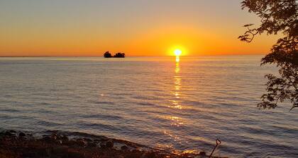 A peaceful lake home on the shoreline of Mille Lacs Lake. Family-friendly
