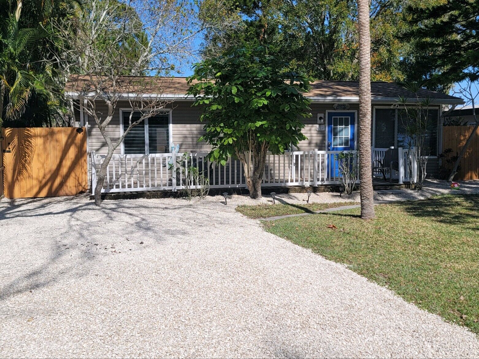Quaint updated cottage in Crystal Beach near Pinellas Trail
