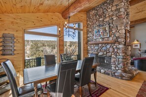 Dining - River Frontage, Air Conditioning, Private Hot Tub, Ping Pong, 12 minutes to downtown Durango (Durango)