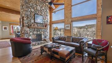 Fernseher, Kamin, Tischtennisplatte