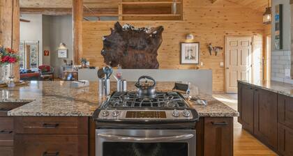 River Frontage, Air Conditioning, Private Hot Tub, Ping Pong, 12 minutes to downtown Durango