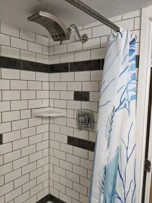 Toallas, shampoo, papel de baño 