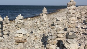 Una costa rocosa con pilas de piedras.