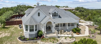 Upscale Comfort in Dripping Springs - The Goodnight House - Spacious 4/3 - Views