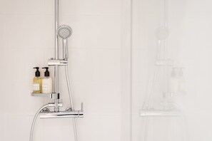Dusche, Haartrockner, Handtücher, Seife
