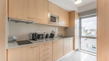 Frigorífico, microondas, cafetera o tetera y tostadora