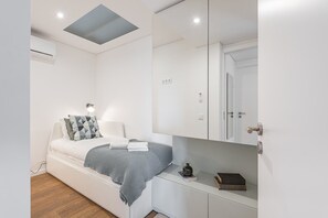2 bedrooms, desk, iron/ironing board, Internet
