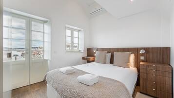 2 quartos, escrivaninha, ferros/tábuas de passar roupa